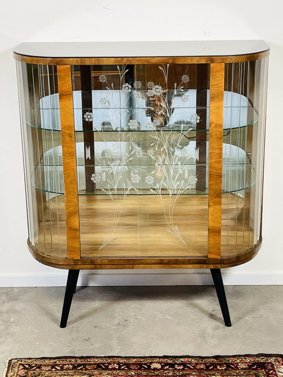 Image 1 of Glasperlenvitrine, Gravur in den Türen