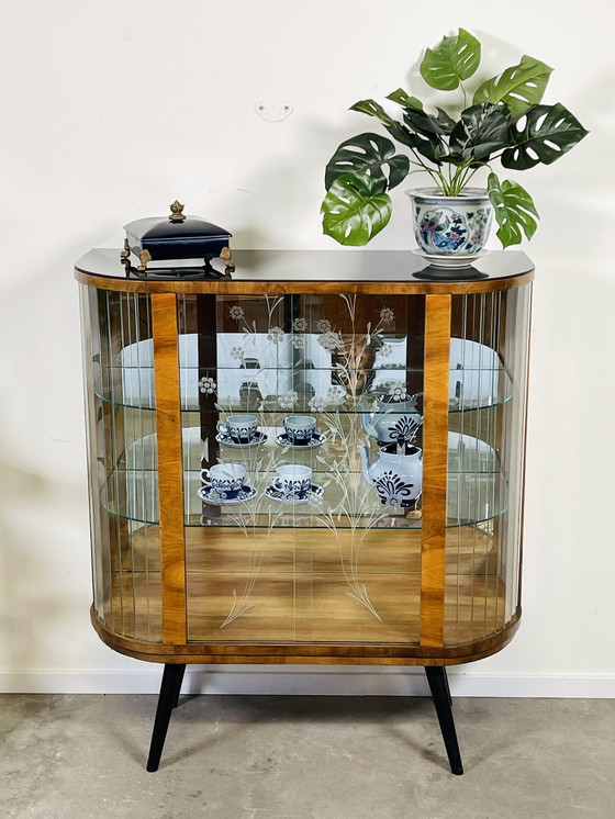 Image 1 of Glasperlenvitrine, Gravur in den Türen