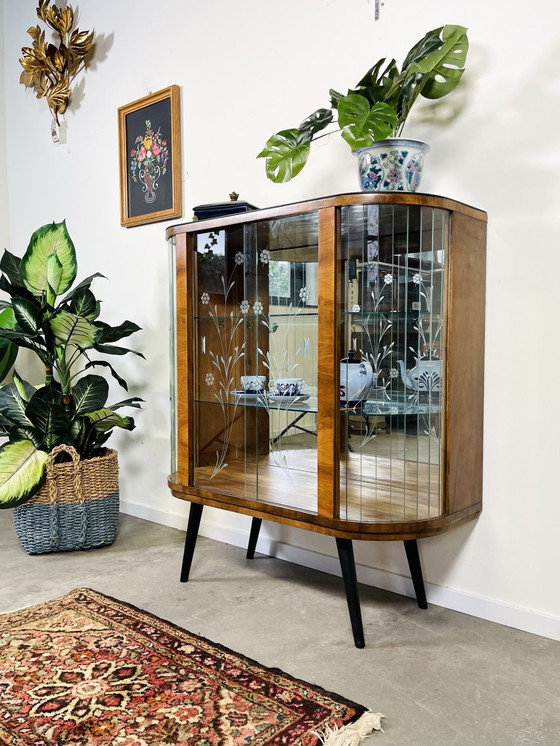 Image 1 of Glasperlenvitrine, Gravur in den Türen