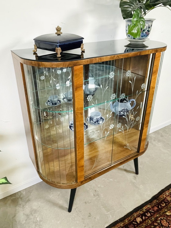 Image 1 of Glasperlenvitrine, Gravur in den Türen