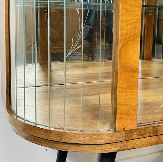 Image 1 of Glasperlenvitrine, Gravur in den Türen