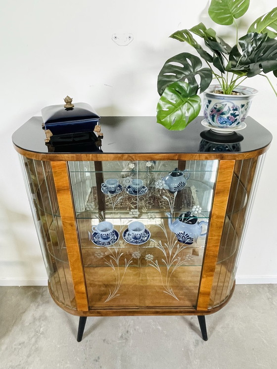 Image 1 of Glasperlenvitrine, Gravur in den Türen