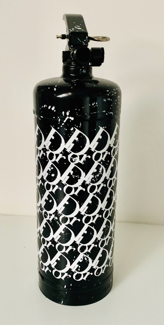 Image 1 of Zizaart Feuerlöscher Dior