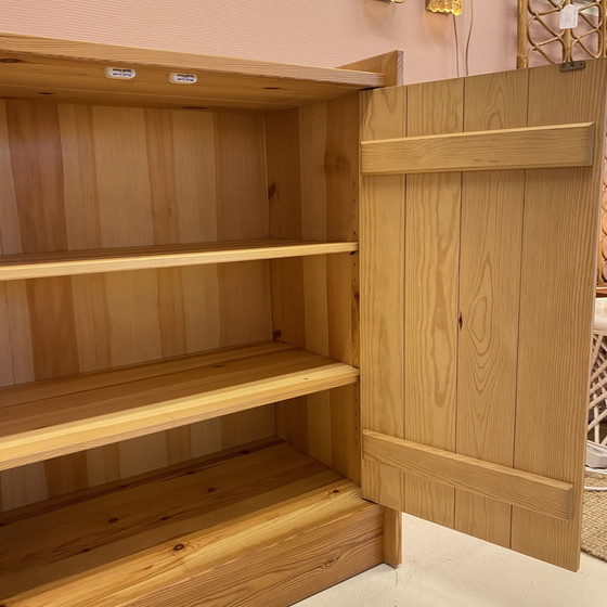 Image 1 of Schwedisches Design - Kiefernholz-Schrank