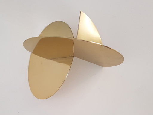 Architektonische Skulptur aus goldfarbenem Metall