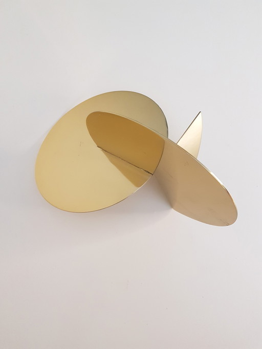 Architektonische Skulptur aus goldfarbenem Metall