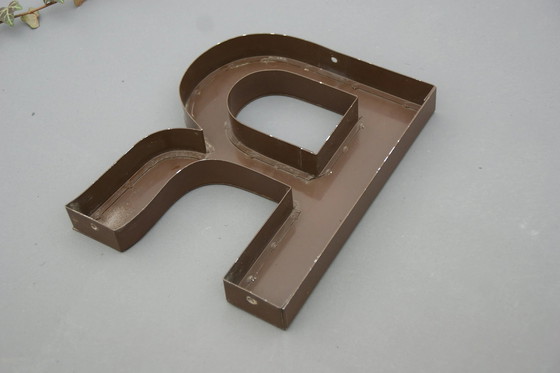 Image 1 of Vintage Buchstabe "R", Alte Reklame / Werbeschrift