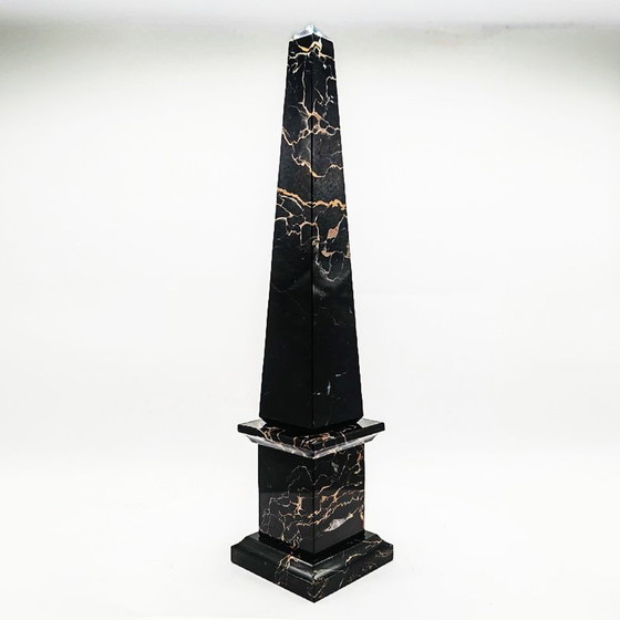Image 1 of 1970S Big Hand-Carved Obelisk in schwarzem Marmor von Portoro mit Gold Farbe Adern. Hergestellt in Italien. 43 Cm H.