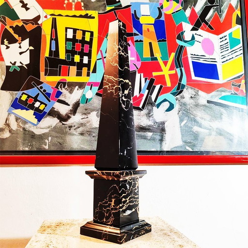 1970S Big Hand-Carved Obelisk in schwarzem Marmor von Portoro mit Gold Farbe Adern. Hergestellt in Italien. 43 Cm H.