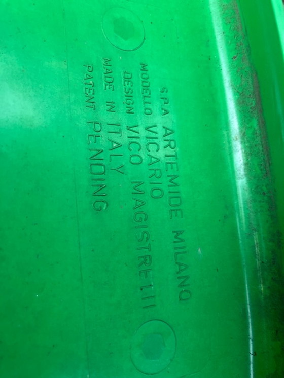 Image 1 of 2 x grüner Artemide Vicario Stuhl von Vico Magistretti