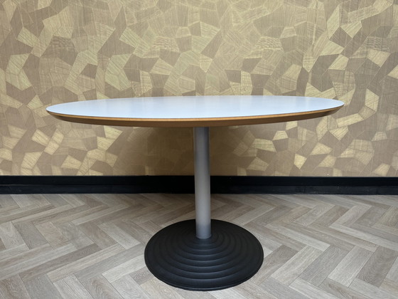 Image 1 of Leolux Runder Design-Tisch