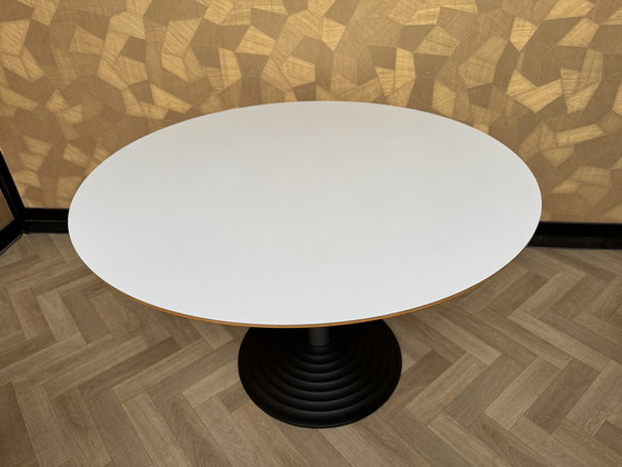 Image 1 of Leolux Runder Design-Tisch