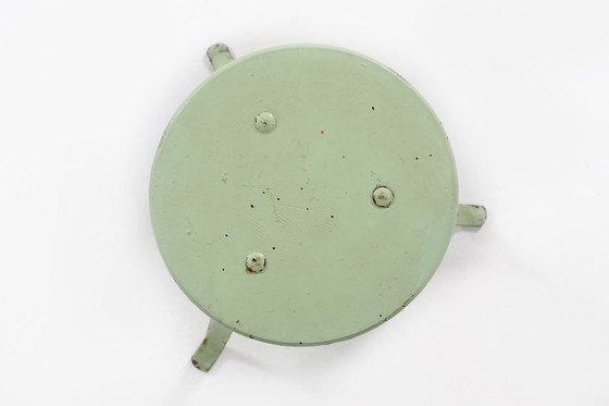 Image 1 of Grün lackierter Industriehocker mit Stahlfuß und Holzplatte, 1930er Jahre