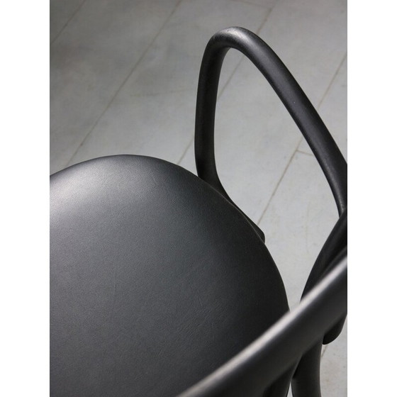 Image 1 of Vintage No.18 schwarzer Lederstuhl mit Armlehnen von Michael Thonet