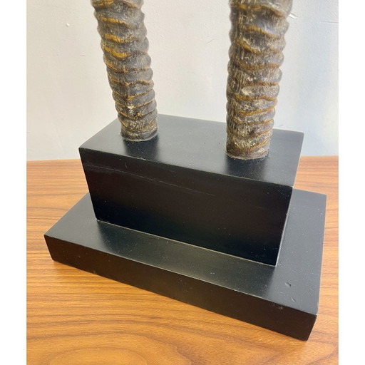 Vintage-Sockel mit 2 Oryx-Hörnern aus Ebenholz