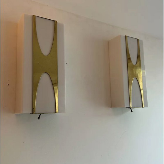 Image 1 of Paar alte Wandlampen aus Messing und Plexiglas von Loewy für Hilton, Frankreich 1965