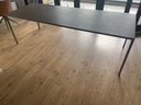 Arco schlanker Tisch