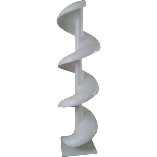 Alte Skulptur eines Propellerwurms, 1970