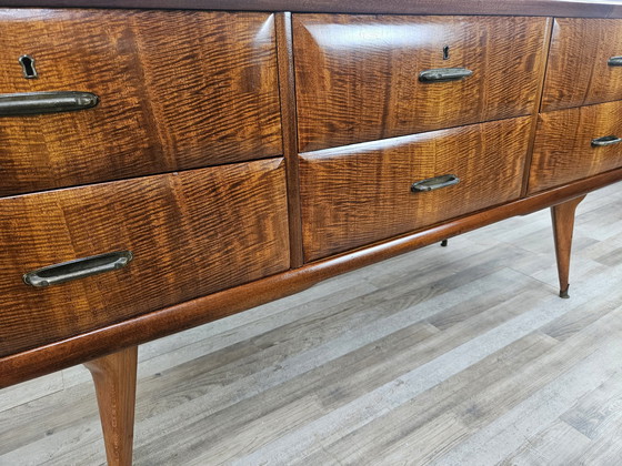 Image 1 of Mid Century 1960S Nussbaum Sideboard mit sechs Schubladen und Glasplatte