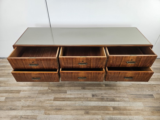 Image 1 of Mid Century 1960S Nussbaum Sideboard mit sechs Schubladen und Glasplatte