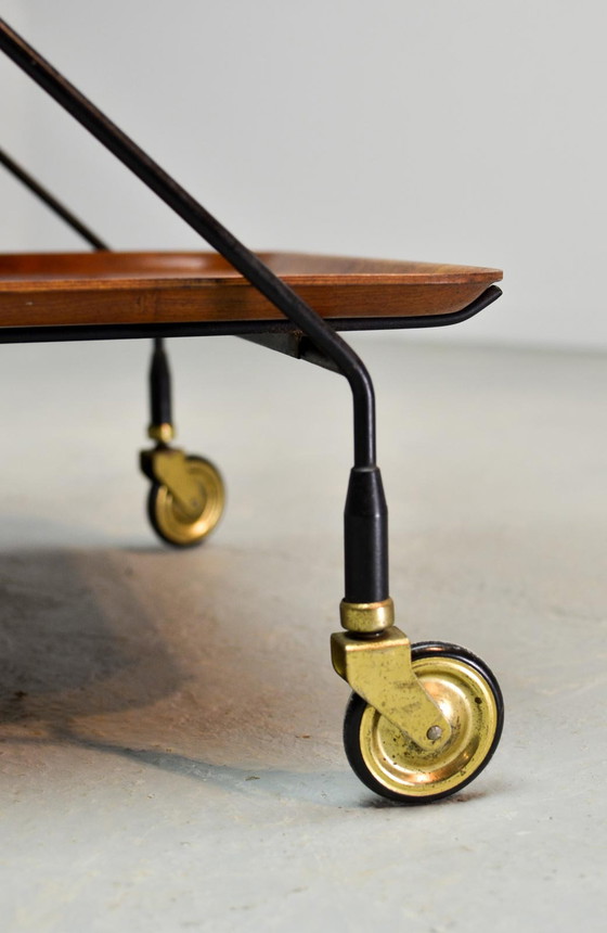 Image 1 of Minimalistischer und faltbarer Teewagen aus Teakholz und Stahl von Paul Nagel. Deutschland, 1950er Jahre.