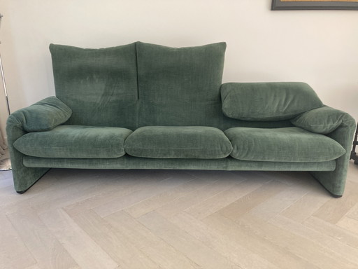 Cassina Maralunga 3-Sitzer Sofa und passender Pouffe