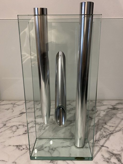 Lisa Mori Vase vom Inn Kristall . Herkunft Österreich. Kristall, Glas, Aluminium. Höhe 39Cm, Breite 17Cm, Tiefe 9Cm.