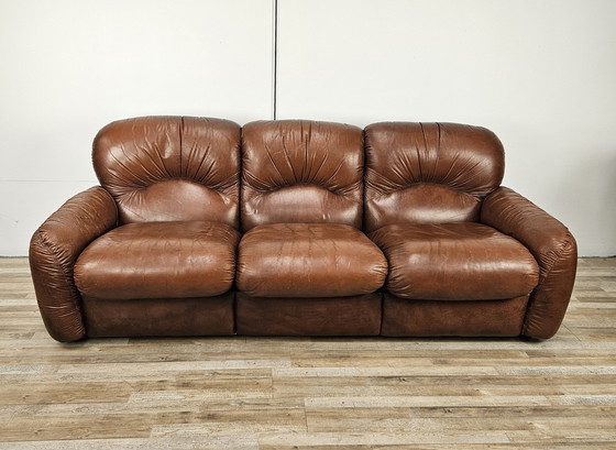 Image 1 of Dreisitzer-Clubsofa aus braunem Leder