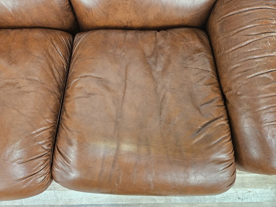 Image 1 of Dreisitzer-Clubsofa aus braunem Leder