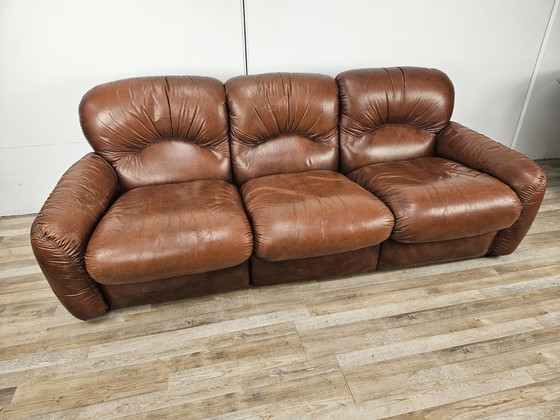 Image 1 of Dreisitzer-Clubsofa aus braunem Leder