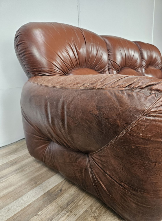 Image 1 of Dreisitzer-Clubsofa aus braunem Leder