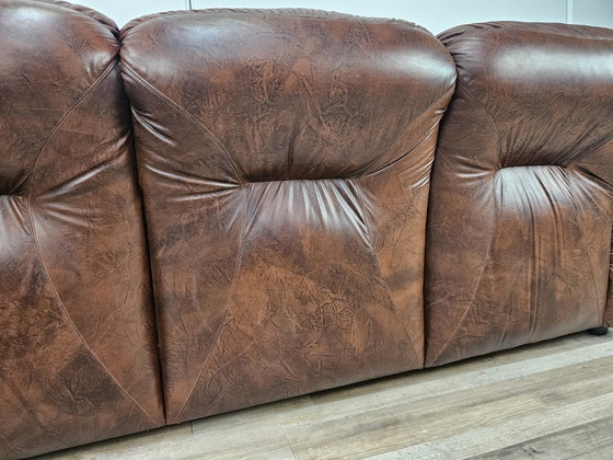 Image 1 of Dreisitzer-Clubsofa aus braunem Leder