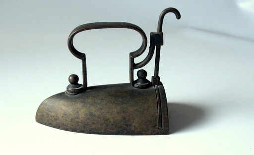 Antikes Bügeleisen Aus Metall, Plätteisen Aus Den 1930Ern