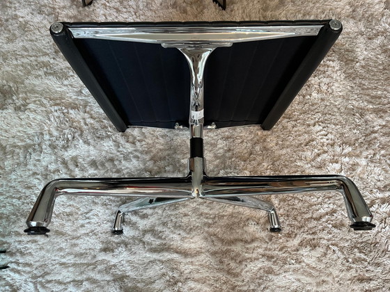Image 1 of Vitra Eames 125 Hocker Schwarzes Leder