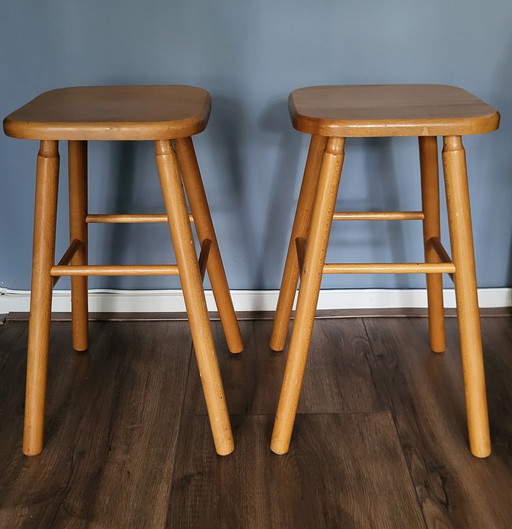 Hocker aus hellem Holz aus den 1970er Jahren.