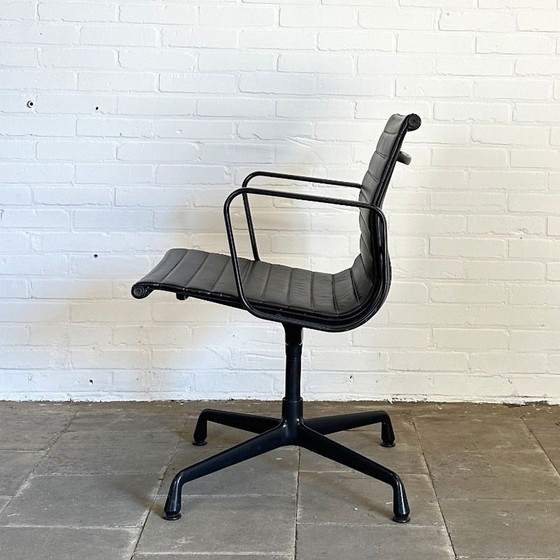 Image 1 of Vitra EA 108 Black on Black Edition - Luxuriöser Designerstuhl in schwarzem Leder