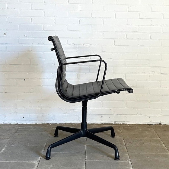 Image 1 of Vitra EA 108 Black on Black Edition - Luxuriöser Designerstuhl in schwarzem Leder