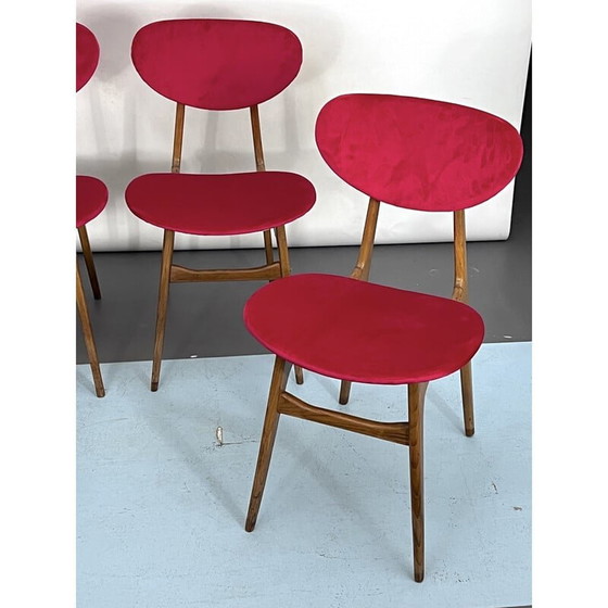 Image 1 of Satz von 4 Mid-Century-Stühlen aus rotem Samt und Holz, Italien 1950er Jahre