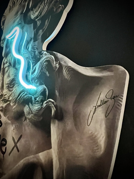 Image 1 of LedMansion Zeus weinende Neon-PopArt- Kunst -LED-Lampe