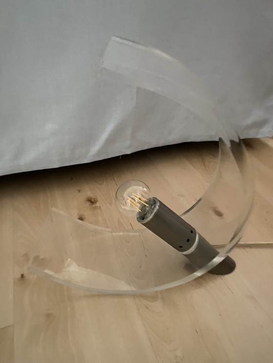 Image 1 of Hippe Tisch-/Stehlampe aus Plexiglas aus der Mitte des Jahrhunderts