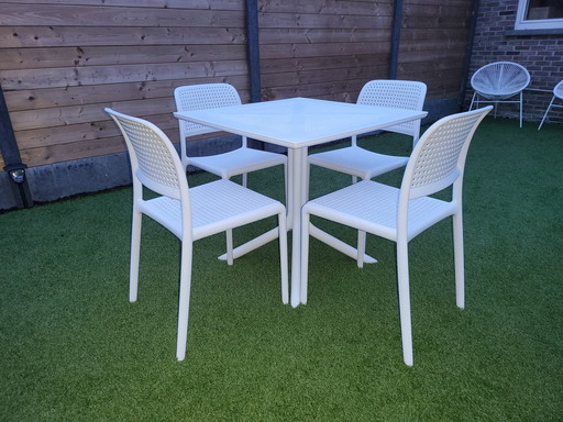 Terrassen-/Gartentisch mit 4 Stühlen der italienischen Marke Nardi