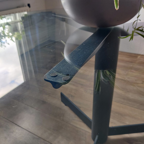 Image 1 of Moderner runder Esstisch aus Glas mit Stahlbeinen