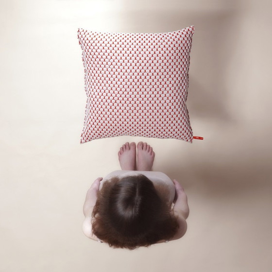 Image 1 of Orange oder Rot gestricktes Kissen von Marieke van Heck