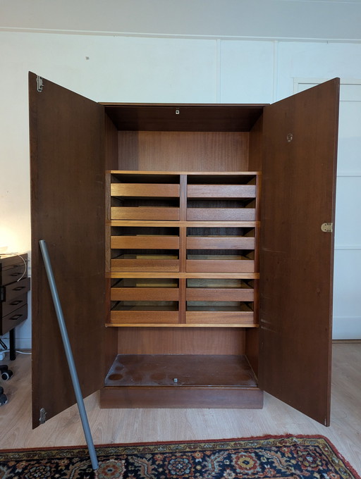 Einzigartiger handgefertigter Mid Century-Schrank