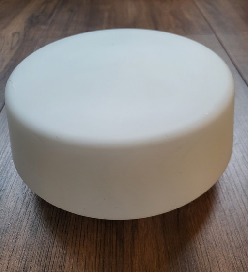 Vintage-Deckenleuchte aus weißem Opalglas.