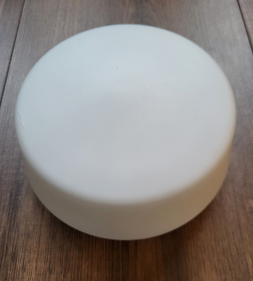 Vintage-Deckenleuchte aus weißem Opalglas.