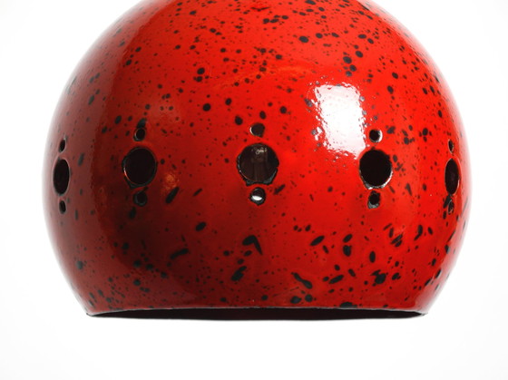Image 1 of Wunderschöne Mid Century Modern rot und schwarz emaillierte kleine Pendelleuchte mit originalem Baldachin