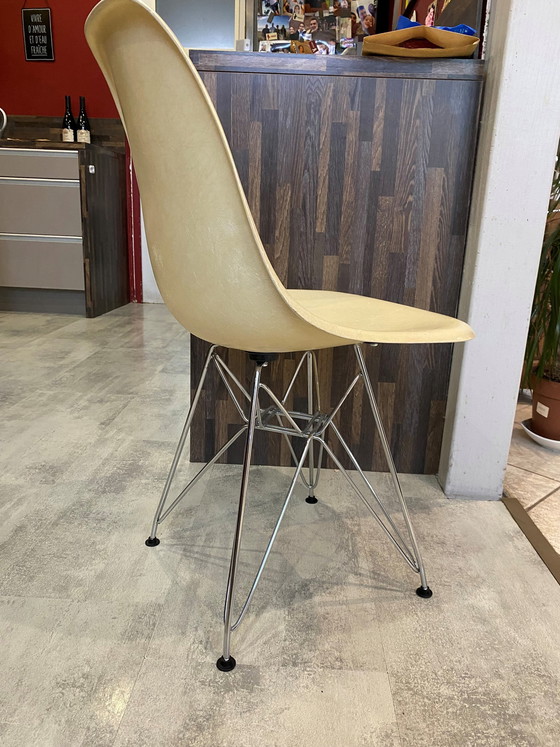 Image 1 of Stuhl DSR Weiß Gebrochen Parchment Eames Herman Miller Vintage