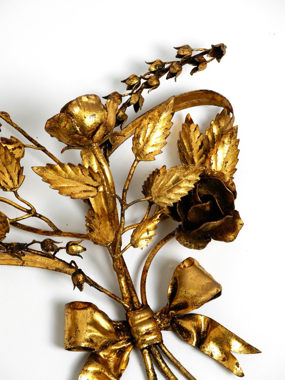 Image 1 of Paar große florentinische Kerzenhalter aus vergoldetem Metall aus den 1950er Jahren und Wanddekoration