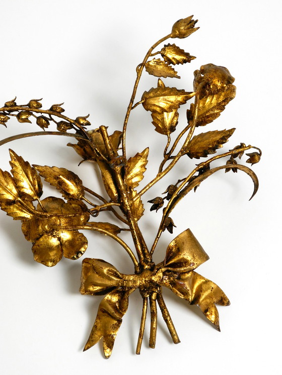 Image 1 of Paar große florentinische Kerzenhalter aus vergoldetem Metall aus den 1950er Jahren und Wanddekoration